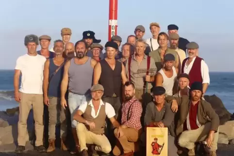 Wodka & SichelDer australische Männerchor „Dustyesy“ präsentiert sich am Pazifikstrand wie der Chor der russischen Schwarzmeerfl