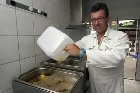 Ein Glücksort für die Nase: Udo Zahneisen in der Seifenmanufaktur in Steinweiler.