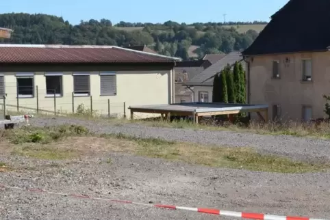 Wo jetzt noch rot-weißes Absperrband flattert, wird das neue Rathaus in Thaleischweiler-Fröschen gebaut. Im Hintergrund (links) 
