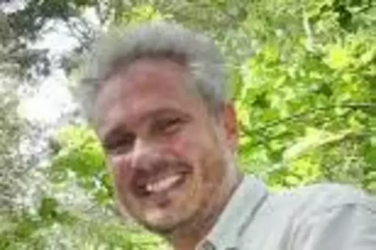 J&uuml;rgen Render sorgt sich um den Zustand des Waldes im Revier Modenbach, das Dudenhofen, Hanhofen, Harthausen, Schwegenheim, Wein