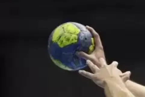 Kampf um den Ball: Die SKG Grethen muss am Sonntag auswärts ran.