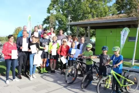 Gruppenfoto mit Urkunden: Die Sieger des Stadtradelns aus Grünstadt und dem Leiningerland