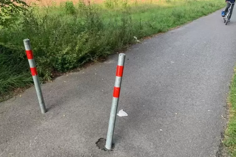 Der Abstand zwischen den Hindernissen sei zu eng, bem&auml;ngeln Radfahrer. Und die Pfosten stehen schief.