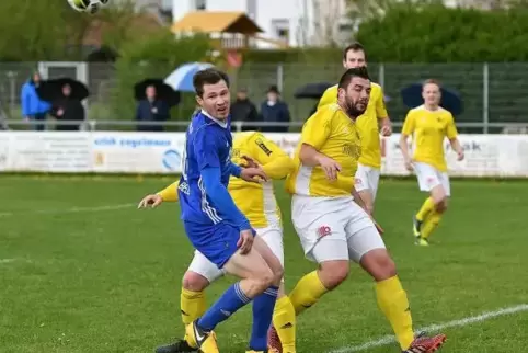 Rieschweilers Dennis Becker (hier in Blau noch vergangene Saison im A-Klassen-Spiel der SGR-Zweiten gegen die SG VBZ/Ixheim II) 