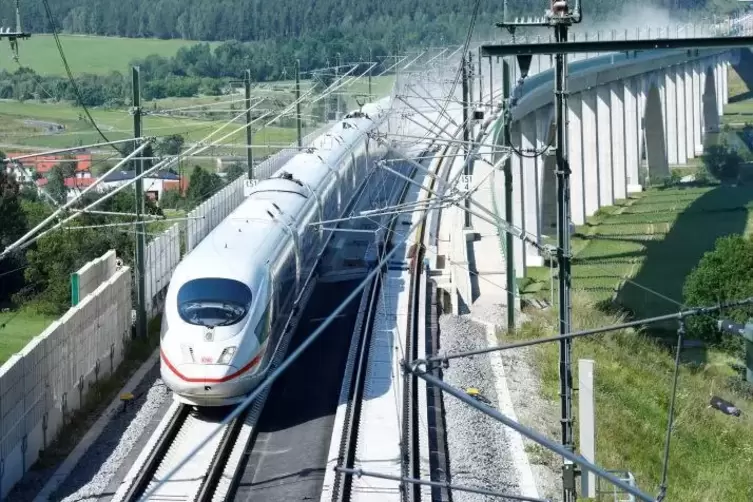 Der ICE 3 kann auf geeigneten Strecken Tempo 300 fahren.