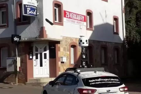 Gesehen vor dem leerstehenden Gasthaus Beisl in Ernstweiler: ein mit Kamera ausgestattetes Fahrzeug von Apple. 