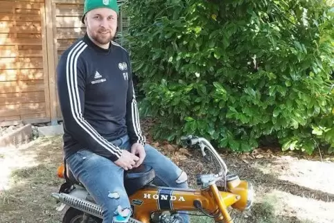 Seit zwei Jahren stolzer Besitzer eines Mofas: Peter Raje.