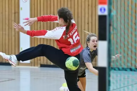 Der Ball geht vorbei. Kandels Torhüterin Lena Dettling bei der Niederlage in Zweibrücken.