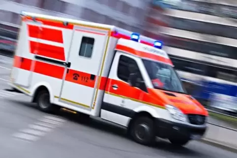 Die Seniorin wurde schwer verletzt in ein Krankenhaus gebracht. 
