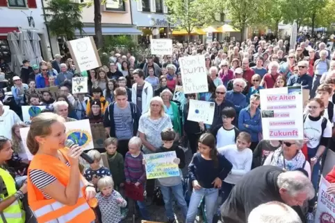 Emmi Francke (am Mikro) fordert die Politik auf, mehr für den Klimaschutz zu tun.