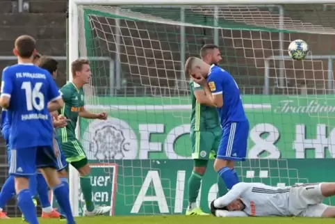 Der Ball ist auf dem Weg in Richtung Tor: Der FKP war gestern nah dran am Auswärtssieg.