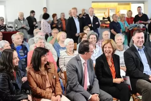 Nicht nur kämpferisch, sondern auch gut gelaunt: Bürgermeister Jürgen Gundacker (vorne Mitte) und Ministerpräsidentin Malu Dreye