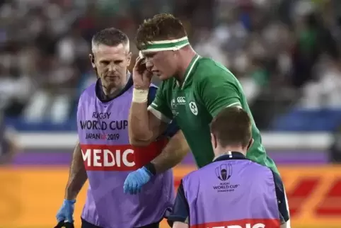 Irlands Josh van der Flier benötigt medizinische Hilfe.