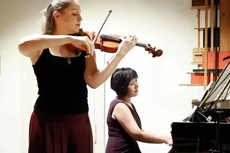 Kongeniale Partnerinnen: Geigerin Jeanette Pitkevica und Pianistin Nargiza Alimova.