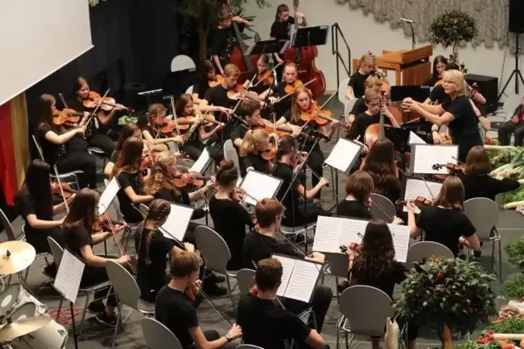 Die Kreismusikschule beeindruckt auch die Hauptrednerin des Festakts: &bdquo;Solche Harmonien&ldquo;, sagt Andrea R&ouml;mmele. Ihr Thema: Streit