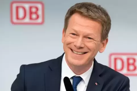Bahnchef Richard Lutz erwartet durch die gesenkte Mehrwertsteuer auf Bahntickets pro Jahr rund fünf Millionen zusätzliche Fahrgä