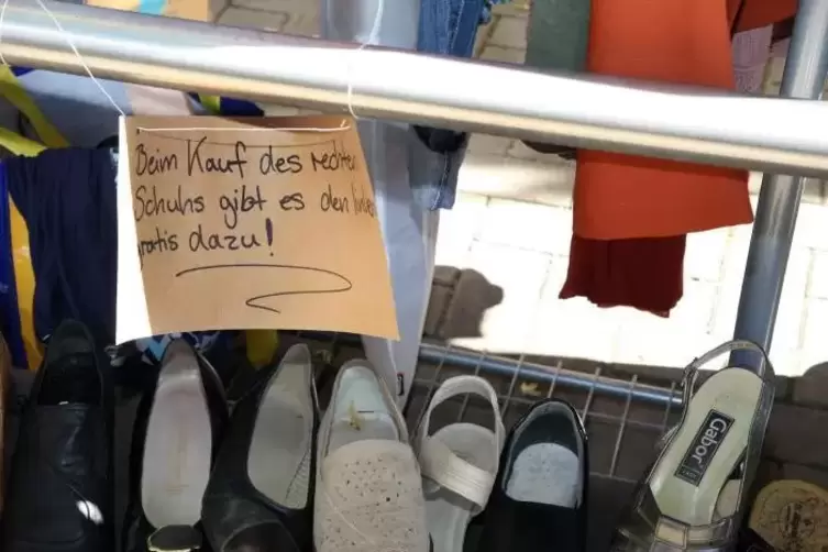 Spruch im Schuhregal.
