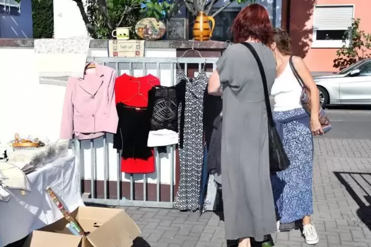 In vielen H&ouml;fen hingen Kleider und/oder standen Kartons mit &bdquo;kleinen Sch&auml;tzen&ldquo;.