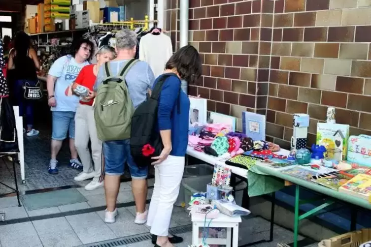 Besucher beim St&ouml;bern in einer Hofeinfahrt.