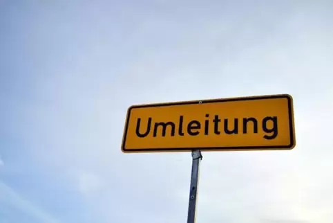 Bitte nicht der Umleitungsbeschilderung folgen, hieß es am Sonntag im Radio. Genau das war aber falsch. 