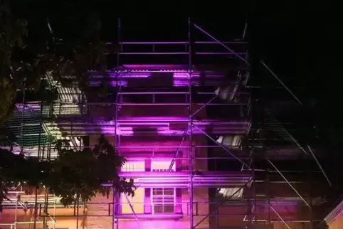 Am Freitag ein gut frequentierter Treffpunkt: die illuminierte Karl-Ritter-Schule, in der die Kreisvolkshochschule ihren Sitz ha