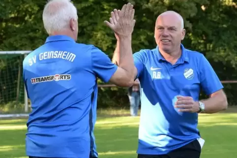 Hatten auch am Ende gute Laune: Geinsheims Co-Trainer Robert Nebel und Coach Rudi Brendel (rechts) klatschen sich nach dem 2:0 a