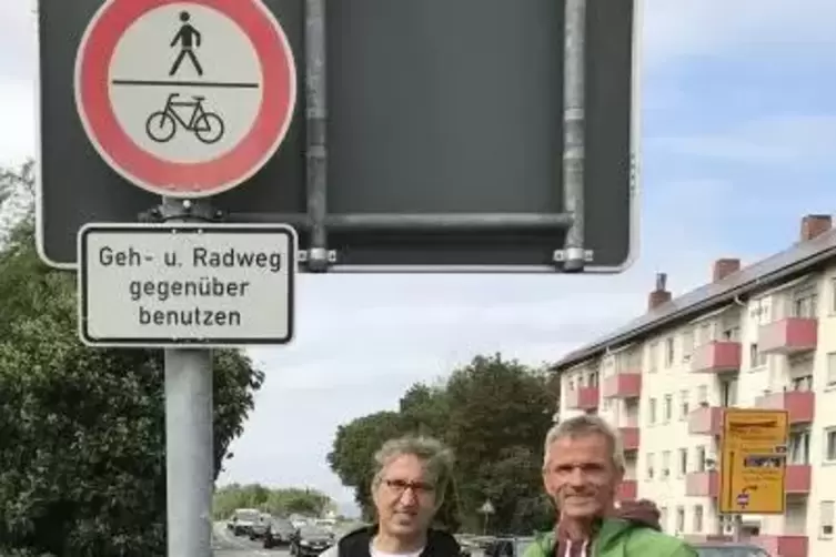 Webel und Kemmer an heikler Stelle: Hier radeln manche Sch&uuml;ler falsch nach Dudenhofen.