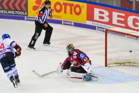 Die Entscheidung zugunsten der Adler: Andre Desjardins überwindet Goalie Pöpperle im Penaltyschießen. 