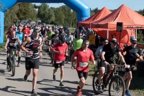 Der Start: 42 Kilometer liegen vor den Teilnehmern.