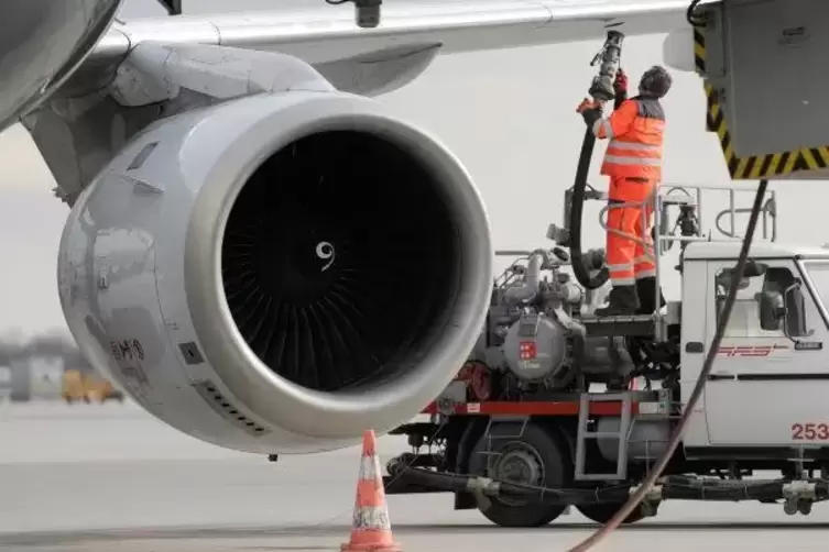 Ein Flugzeug wird betankt: Muss eine Maschine kurz nach dem Start notlanden, werden davor oft große Mengen Treibstoff in die Luf