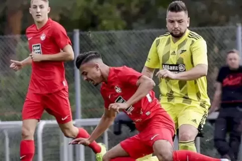 Lauterns Mohamed Morabet wird vom Dudenhofener Rami Zein (rechts) gestoppt.