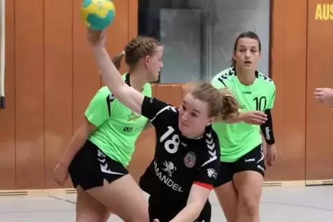 Ein Tor gemacht: Anna Isselhard (am Ball) von Dudenhofen/Schifferstadt.