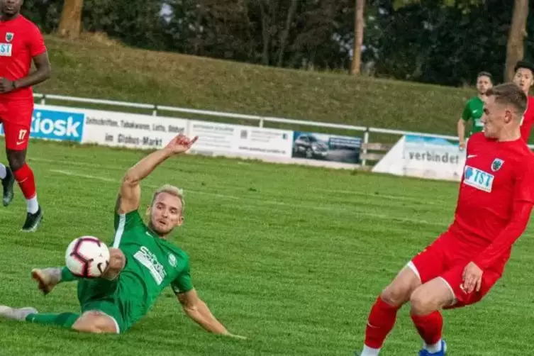 Fabian Sombetzki klärt mit einer Grätsche vor dem Wormser Elias Holzemer (rechts).