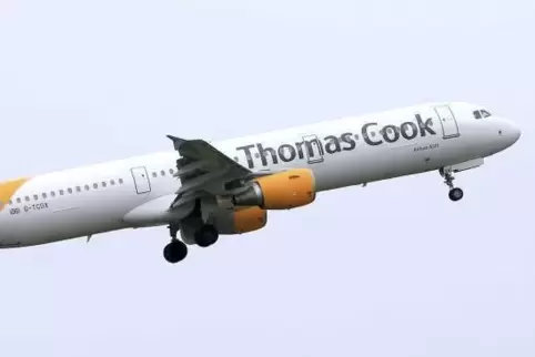 Ein Flugzeug des britischen Reisekonzerns Thomas Cook startet in Großbritannien. Die Bemühungen um Rettung des angeschlagenen br