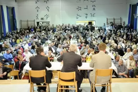 Ein Bild von der Podiumsdiskussion aus dem Jahr 2012. Damals kamen 500 Zuhörer in die VT-Turnhalle in Contwig. 
