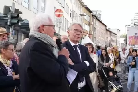 Hanno Scherer, Chef des Citymanagements, eröffnet zusammen mit Oberbürgermeister Klaus Weichel das Straßenfest in der Schneiders