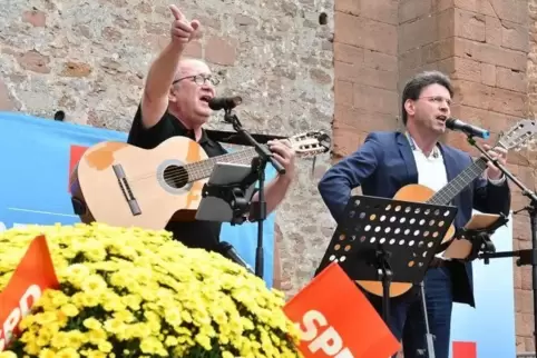Berti Senft (links) und Christoph Glogger singen.