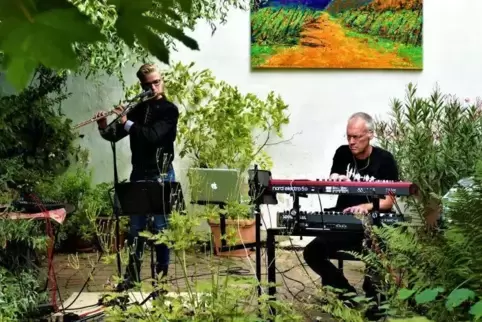 Ambient-Rock vor moderner Kunst: Pia Darmstaedter und Philipp Jaehne in Dudenhofen bei Oliver Schollenberger.