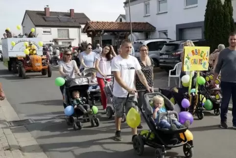 Aus ihren Kinderwagen heraus verfolgten die Kinder der Krabbelgruppe das Kerwegeschehen.