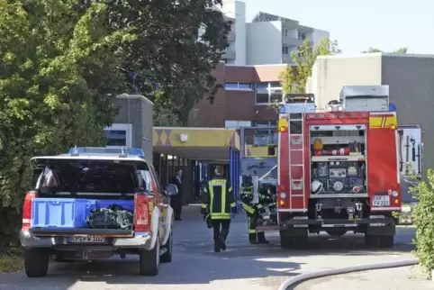 Ein Aufgebot an Rettungskräften vor der Integrierten Gesamtschule, sorgt bei den Nachbarn für Unruhe: Ist wirklich etwas passier