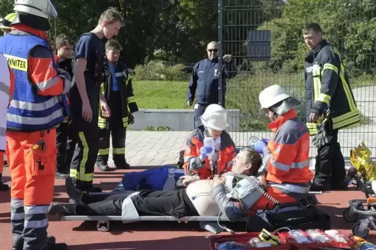 Die Freiwillige Feuerwehr &uuml;bt den Ernstfall. Verletzte m&uuml;ssen nach drau&szlig;en getragen und sofort versorgt werden.