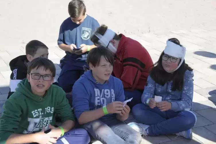 Statisten der Jugendfeuerwehr mimen verletzte Sch&uuml;ler.