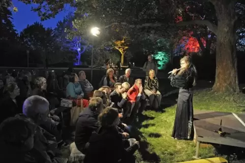 Erzählerin Heike Vigl schaffte es, das Publikum auf der Baumbühne in ihren Bann zu ziehen.