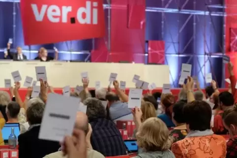 1000 Anträge: Teilnehmer des Bundeskongresses der Dienstleistungsgewerkschaft Verdi heben ihre Stimmkarten in die Höhe.