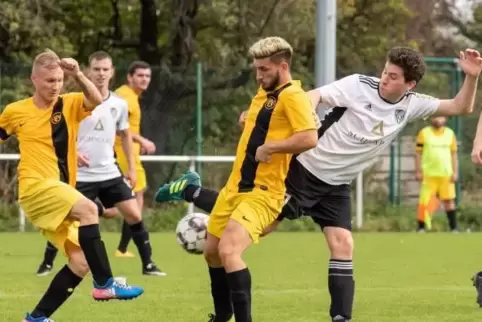 Im Derby zwischen dem SV Kirchheim (weiße Trikots) und dem SV Obersülzen zwei ging es ordentlich zur Sache. Im Bild (vorn, von l