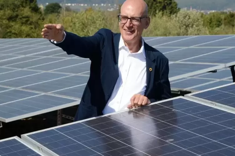 Peilt die Stärkung der erneuerbaren Energien an: Umweltdezernent Joachim Blöhs an der Photovoltaikanlage am Sandbuckel.