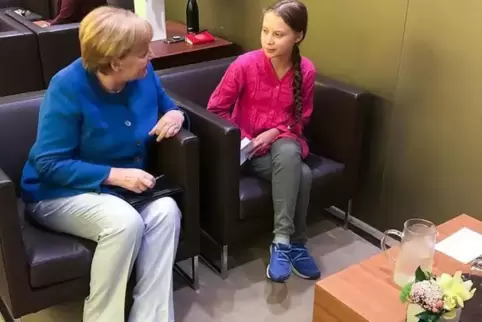 Begegnung am Rande des Gipfels: Bundeskanzlerin Angela Merkel unterhält sich mit Greta Thunberg, Initiatorin der „Fridays for Fu