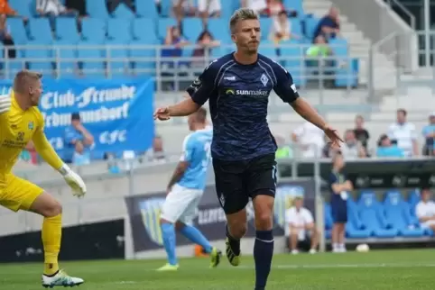 Torjubel: Maurice Deville erzeilte das 1:0 für den SV Waldhof. 