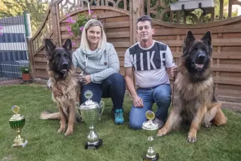 Erfolgreich: Die Schäferhunde Zico (rechts) und Babsi von Sarah Klein und Stefan Reich gehören bei der Bundessiegerzuchtschau in