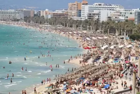 Touristen sonnen sich am Strand von El Arenal auf der Balearen-Insel Mallorca. Nach Angaben des Branchenverbandes Exceltur schul